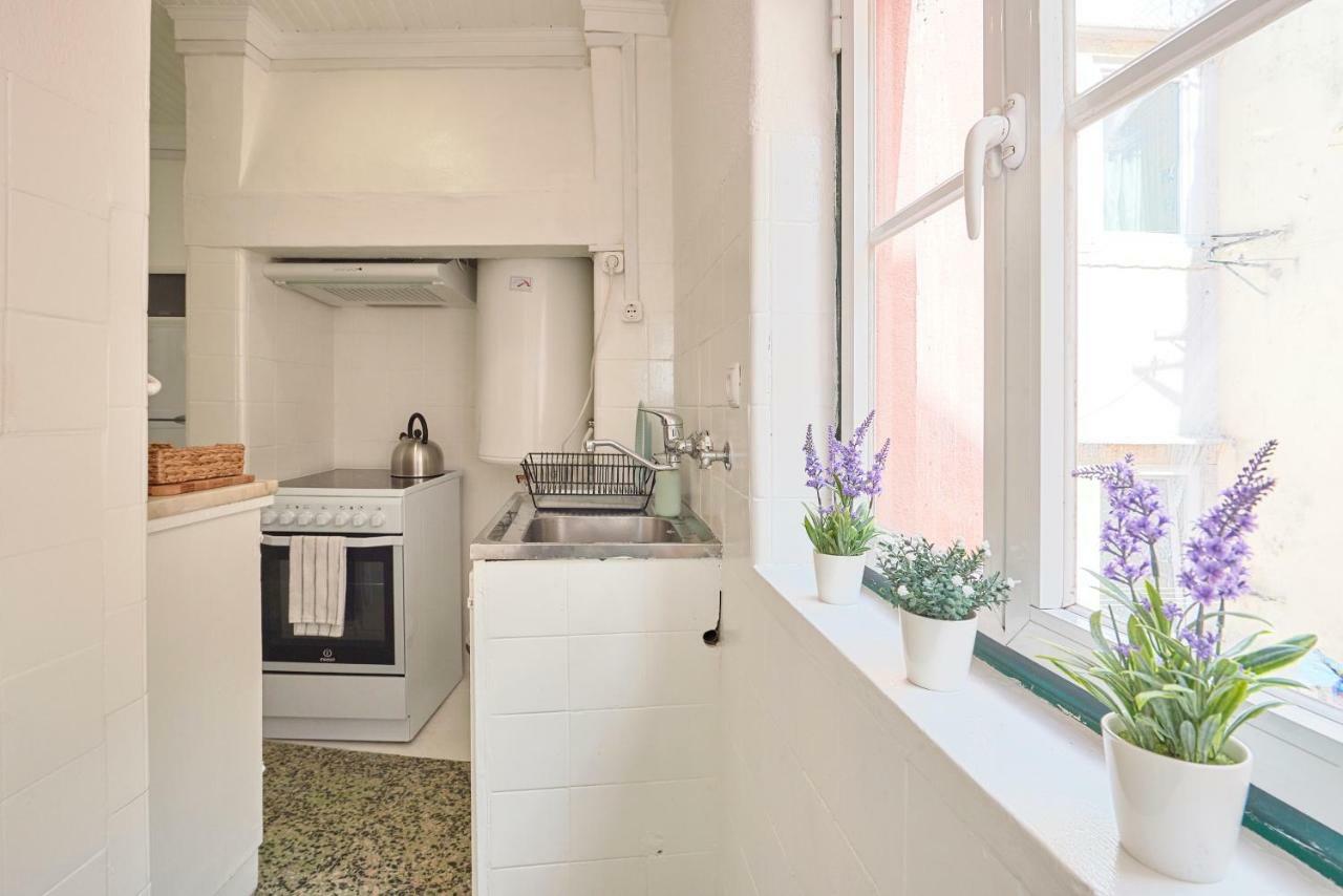 Alfama Light-filled Apartment, By Timecooler Lissabon