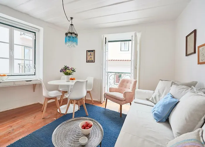 Alfama Light-Filled Apartment, By Timecooler